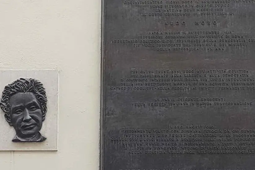 La targa commemorativa per Aldo Moro in via Caetani a Roma