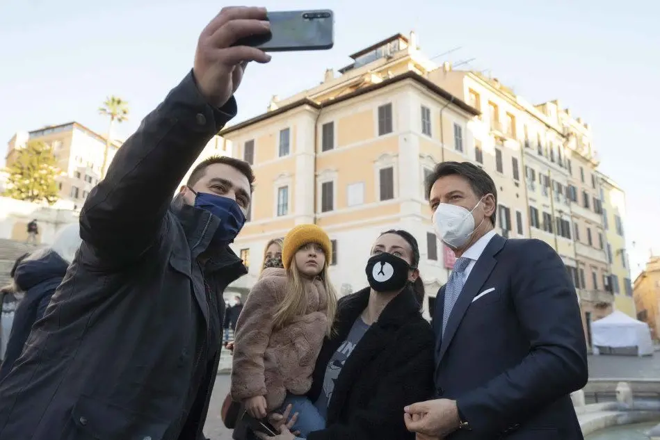 Selfie in via del Corso per il premier (Ansa)