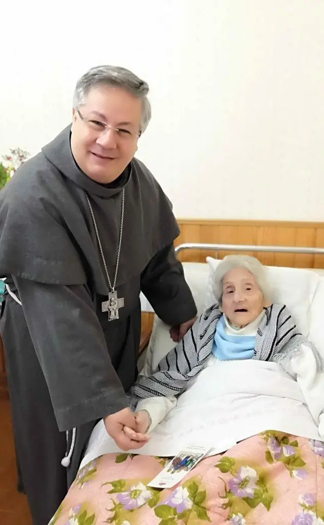 Il Vescovo in visita all'ultracentenaria Annetta Deias (foto Marco Cazzaniga)
