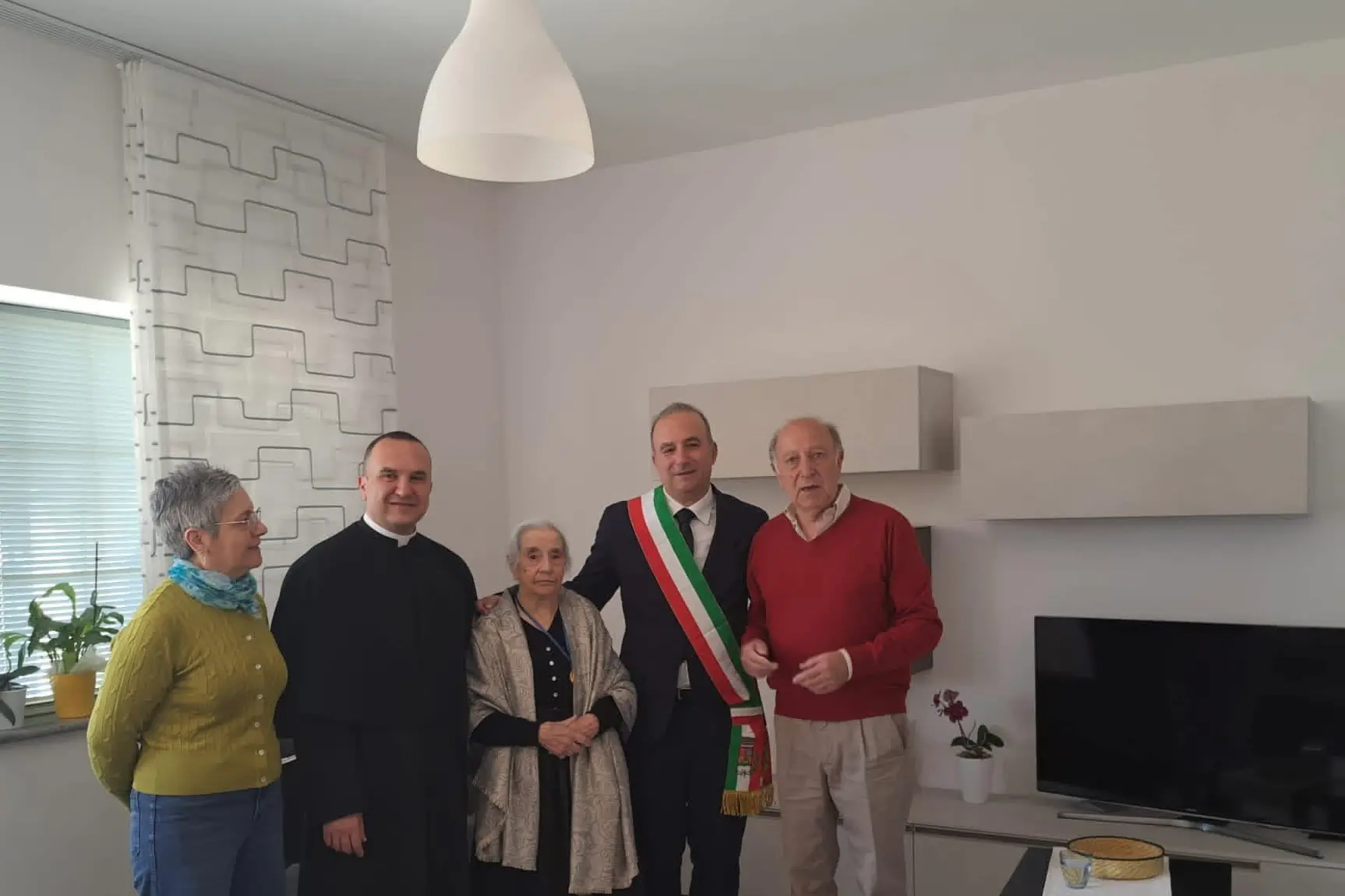 Le autorità in visita a casa della neo centenaria