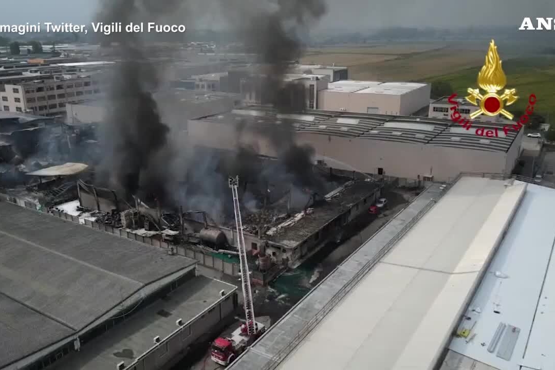 Maxi-incendio nel Milanese, la ricognizione aerea