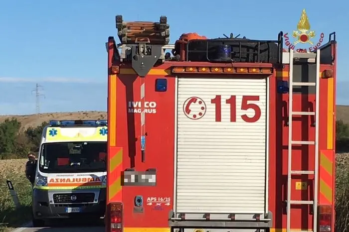 Un camion dei vigili del fuoco e un'ambulanza