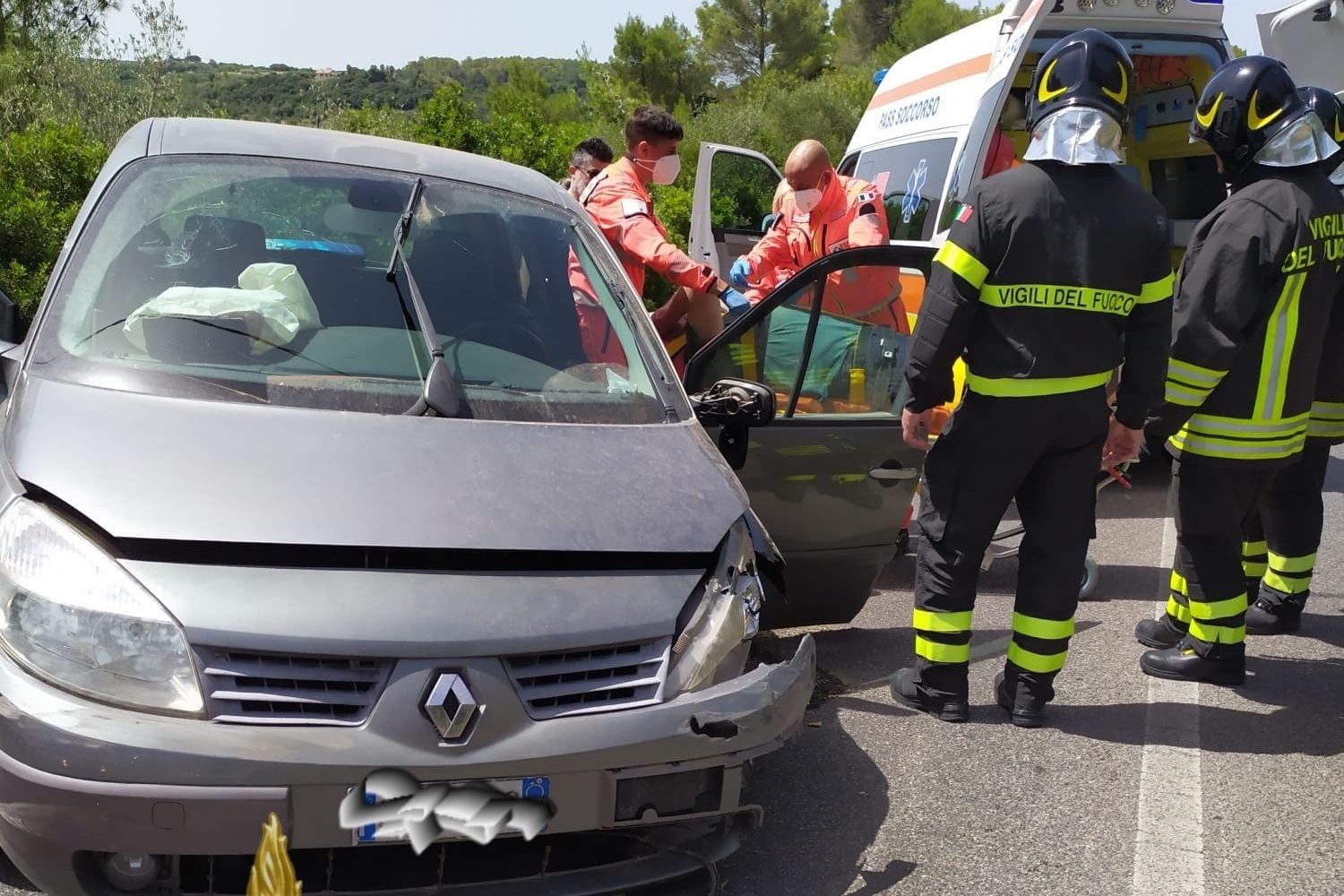 Sassari-Ittiri, perde il controllo dell’auto: conducente in ospedale (foto vigili del fuoco)
