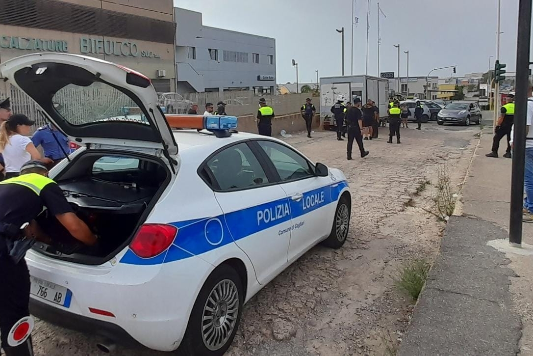Cagliari, tensione in viale Monastir: senza concessione, sequestrato il furgone-paninoteca (foto Alessandro Congia)
