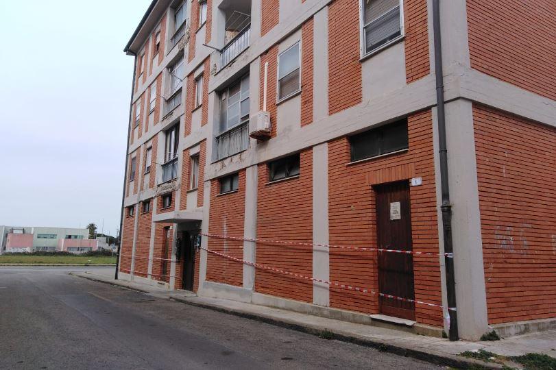 Cornicioni crollano a Porto Torres, palazzina transennata