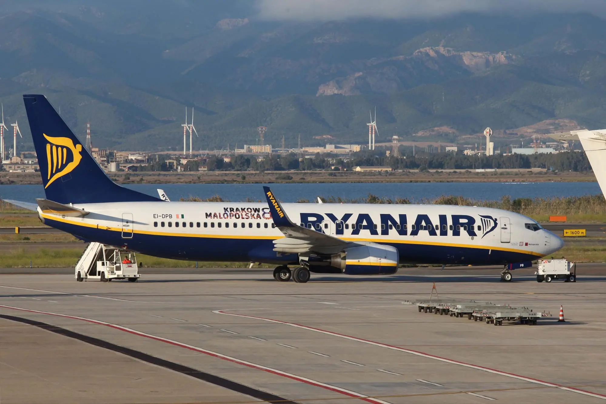 Un aereo Ryanair a Elmas (L'Unione Sarda)