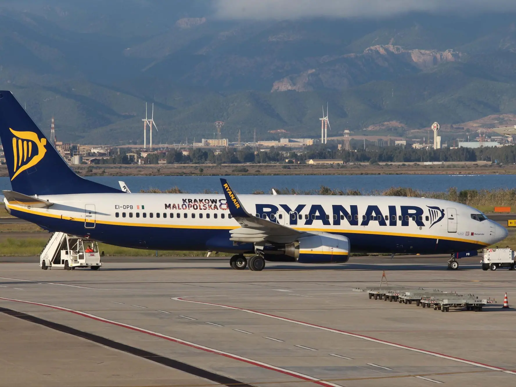 Un aereo Ryanair a Elmas (L'Unione Sarda)