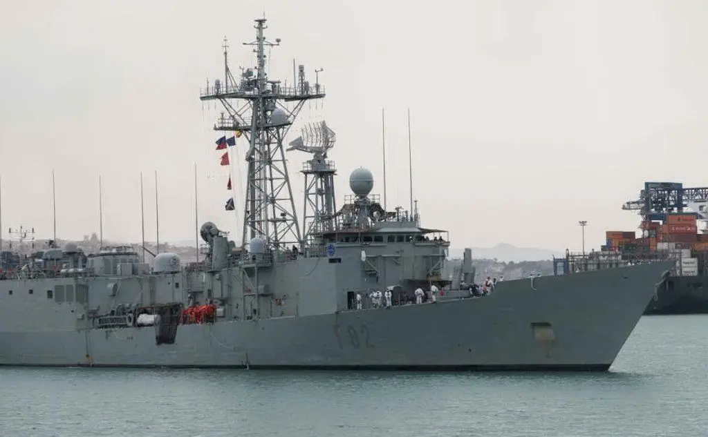 La nave della Marina spagnola è attraccata stamattina al Porto Canale di Cagliari (foto Ungari)