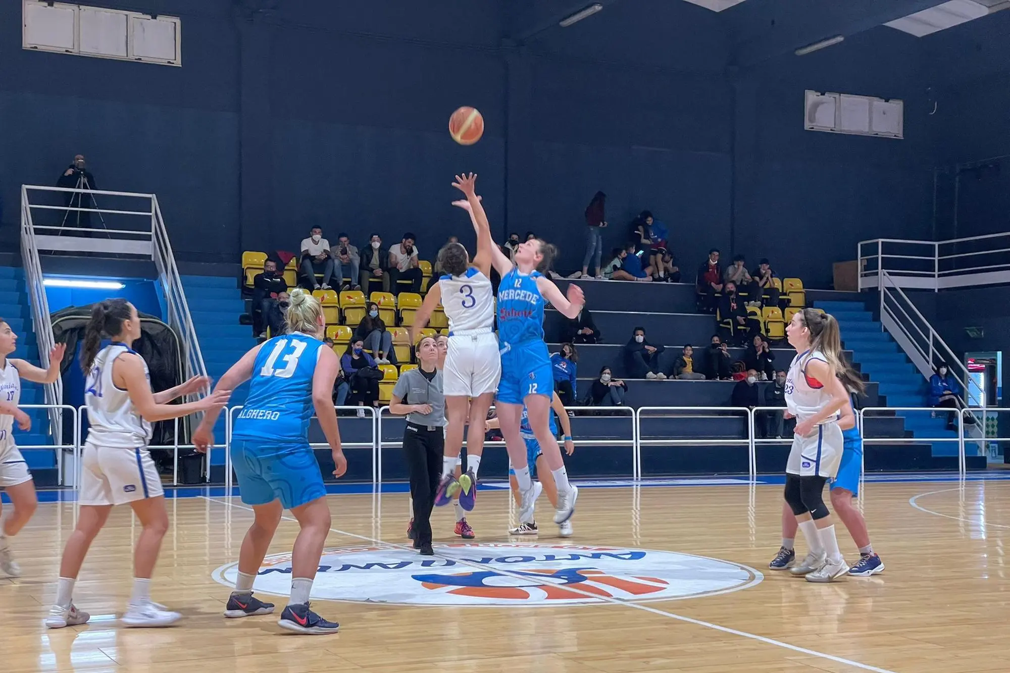 Una palla a due del campionato di serie B Femminile (foto concessa)