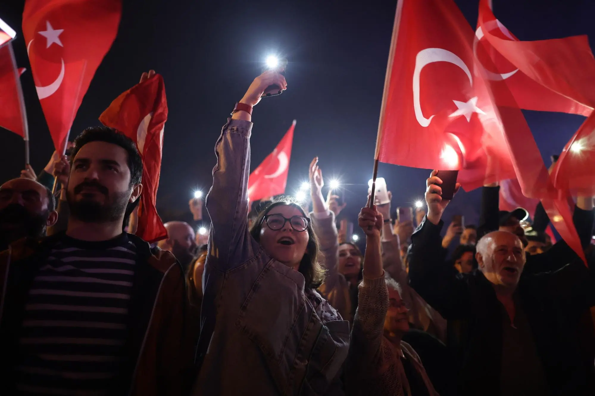 Turchia, festeggiamenti a Istanbul dopo la riconferma del sindaco uscente (foto Ansa/Epa)