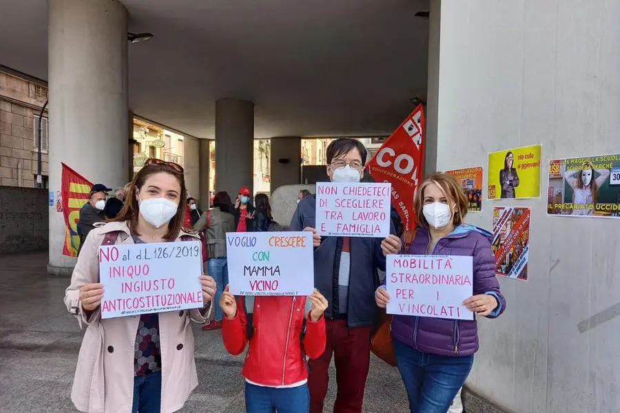 Docenti alla manifestazione della scuola in via Roma (foto Lapenna)