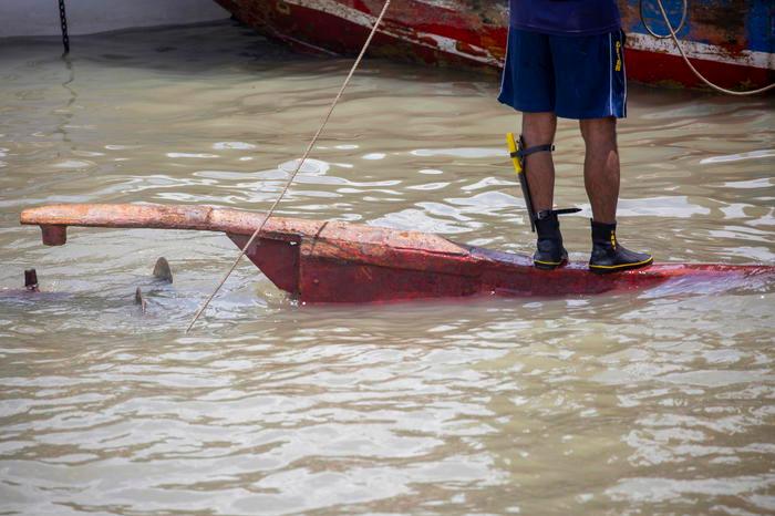 Barcone urta due imbarcazioni e affonda: strage di passeggeri