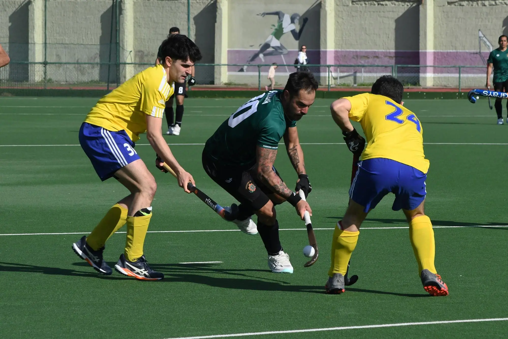 Leandro Ojeda (Amsicora) tra due avversari nella partita con la Tevere Roma (foto Giuseppe Meloni)