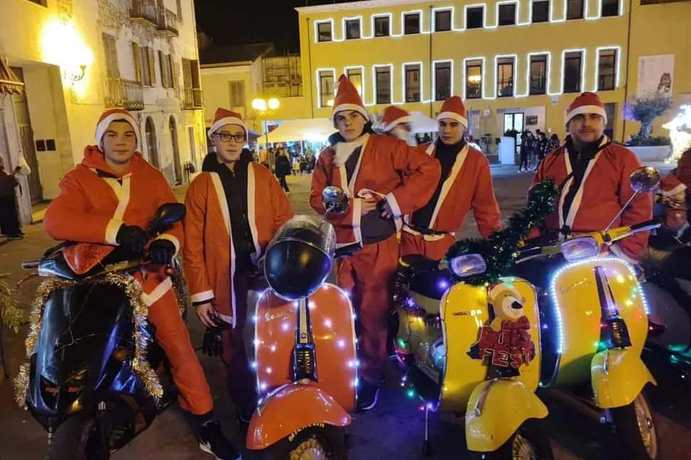 Babbo Natale in Vespa a Bonorva (Foto Tellini)