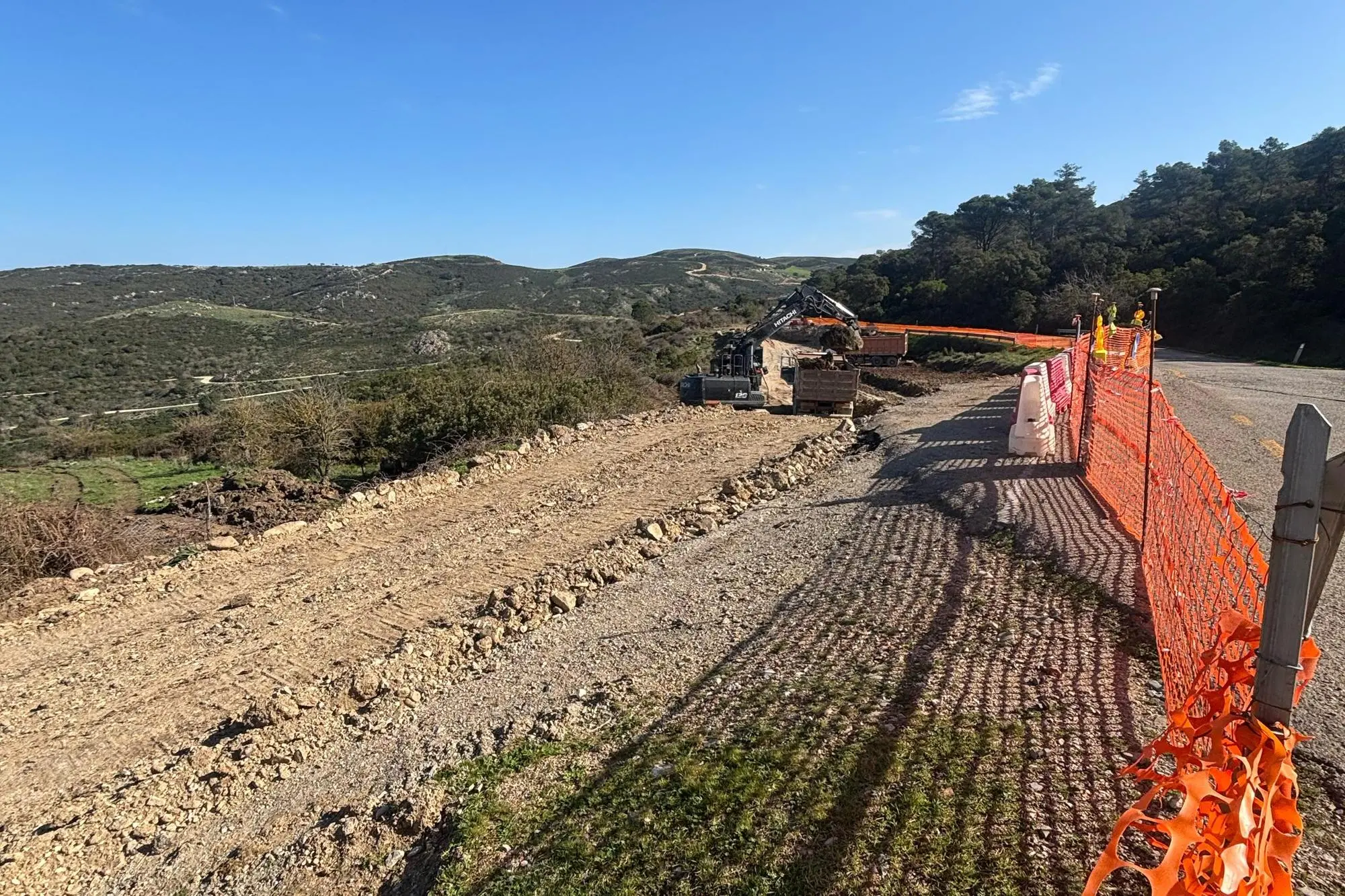 Ruspe al lavoro per il cantiere sulla Sp 25 a Silius (foto Montisci)