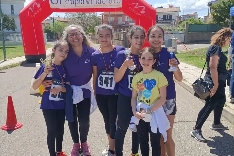 Lucia Mascia con alcune ragazze della \"Atletica Maracalagonis\" (foto Serreli)