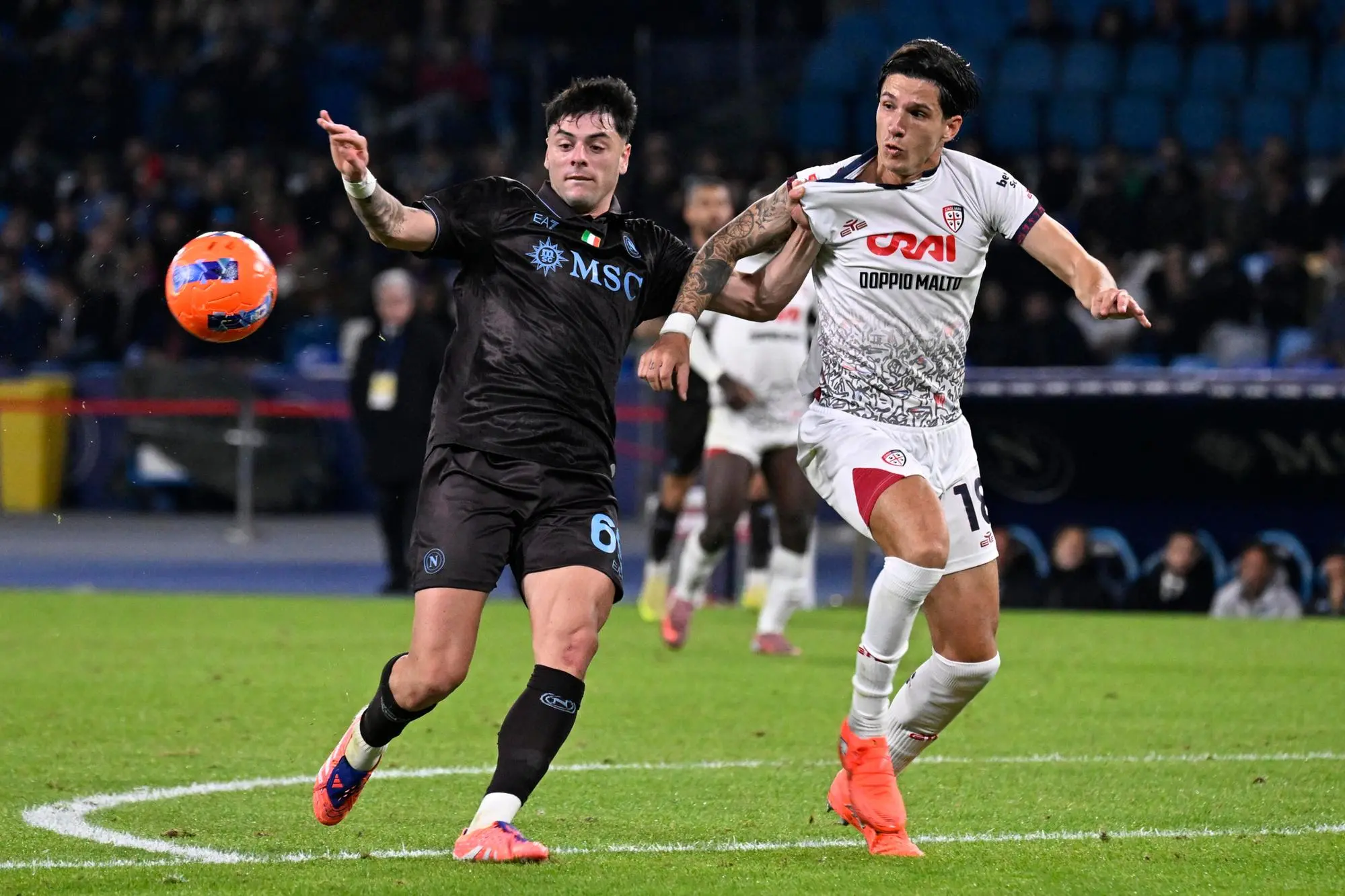 Alessandro Di Pardo in contrasto con Giuseppe Ambrosino durante Napoli-Cagliari (foto ANSA)
