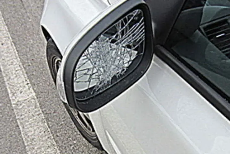 Uno specchietto rotto (immagine simbolo)
