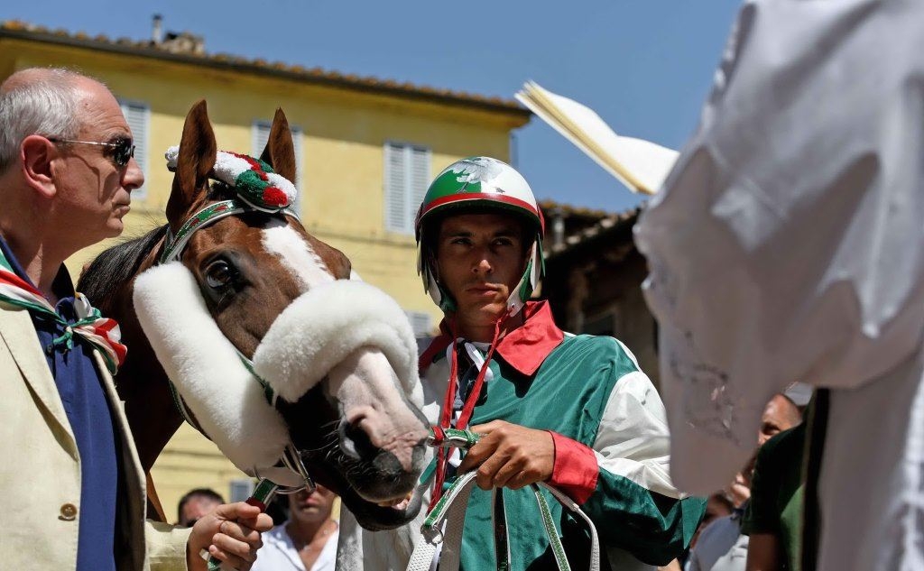 Giovanni Atzeni, con il cavallo Porto Alabe (contrada dell'Oca)