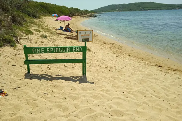 Uno steccato per segnalare il confine della spiaggia naturista