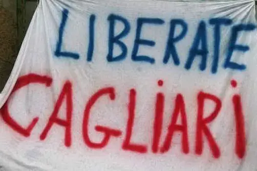 Uno striscione esposto ad Assemini nel centro sportivo del Cagliari (foto da Facebook &quot;Quellidelsito Cagliari&quot;)