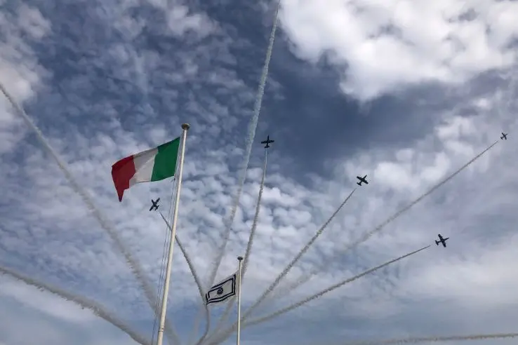 Le Frecce tricolori nel cielo di Alghero (Foto Aeronautica militare)