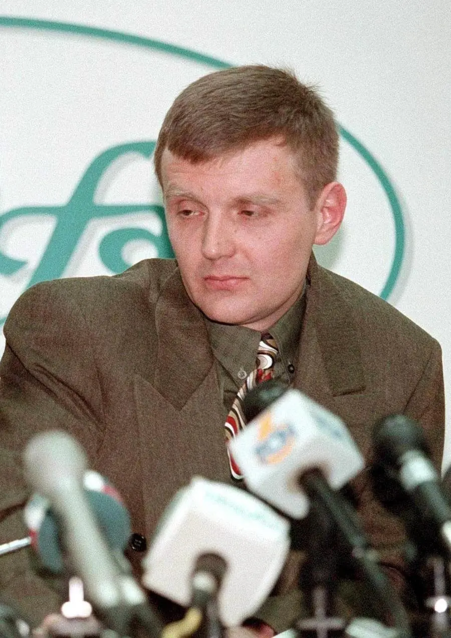 L'allora colonnello della Russian Federal Security Service Alexander Litvinenko in una foto d'archivio scattata a Mosca il 17 novembre 1998 (Ansa)