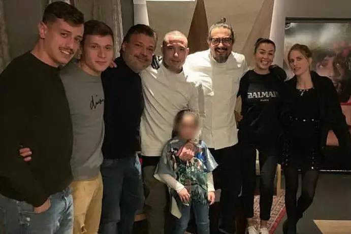 Nicolò Barella a sinistra con il procuratore Alessandro Beltrami, Radja Nainggolan, lo chef Alessandro Borghese e la famiglia (foto Instagram)