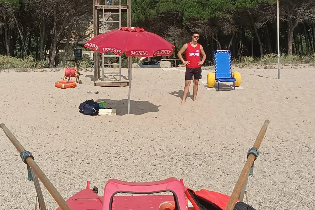Un bagnino in servizio sulle spiagge di Bari Sardo (foto concessa)