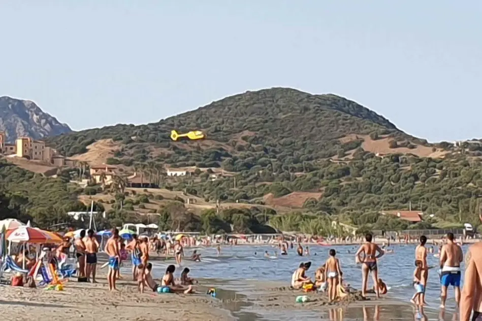 L'arrivo dell'elicottero Areus (foto L'Unione Sarda - Secci)