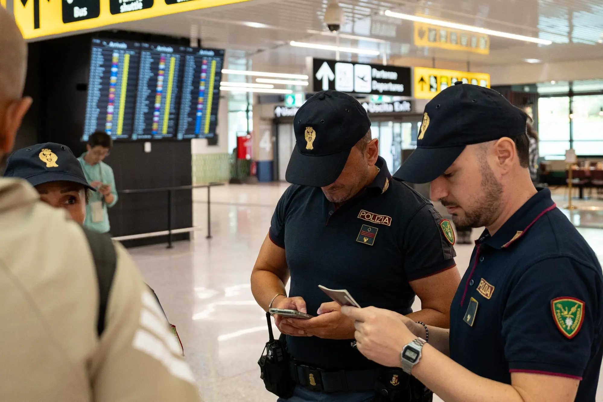 Dopo la decisione del governo di sospendere temporaneamente il trattato di Schengen con la Spagna, all'aeroporto di Fiumicino, in corrispondenza dei primi voli arrivati questa mattina rispettivamente da Barcellona e Madrid, sono scattati ad opera della Polizia di Frontiera i primi controlli a campione su passeggeri di Paesi terzi (extra Ue) in arrivo dalla Spagna. La macchina operativa per predisporre le verifiche si è messa in moto già da ieri sera. Le verifiche sono "selettive", e sotto la lente saranno cittadini di Paesi terzi in arrivo dalla Spagna, per accertare se siano in possesso dei documenti idonei a circolare in ambito Schengen. ANSA/TELENEWS