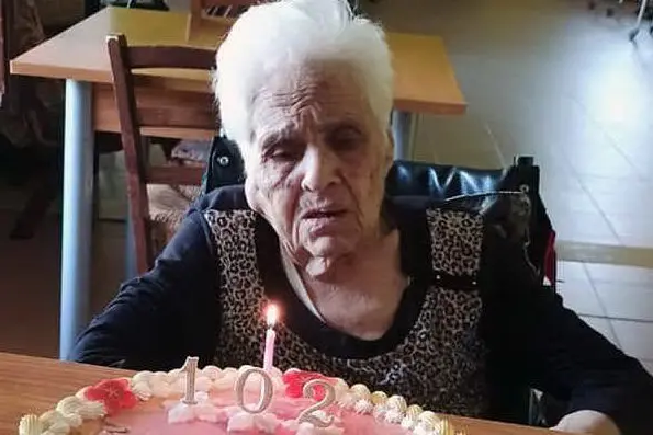La festa per i 102 anni di Clelia Ardu (foto Pintori)