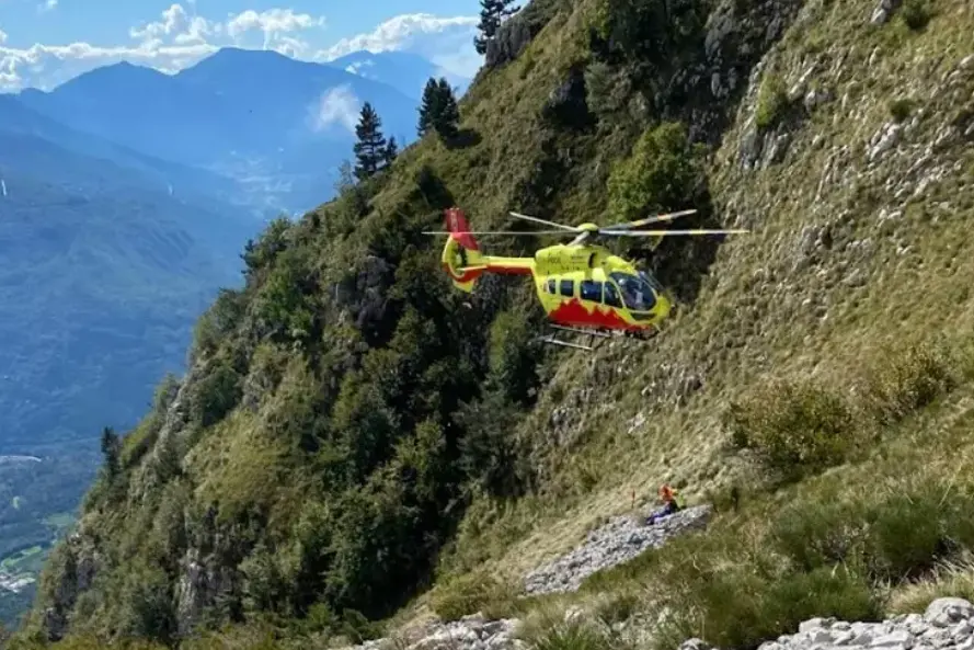 Elisoccorso in azione (foto Ansa)