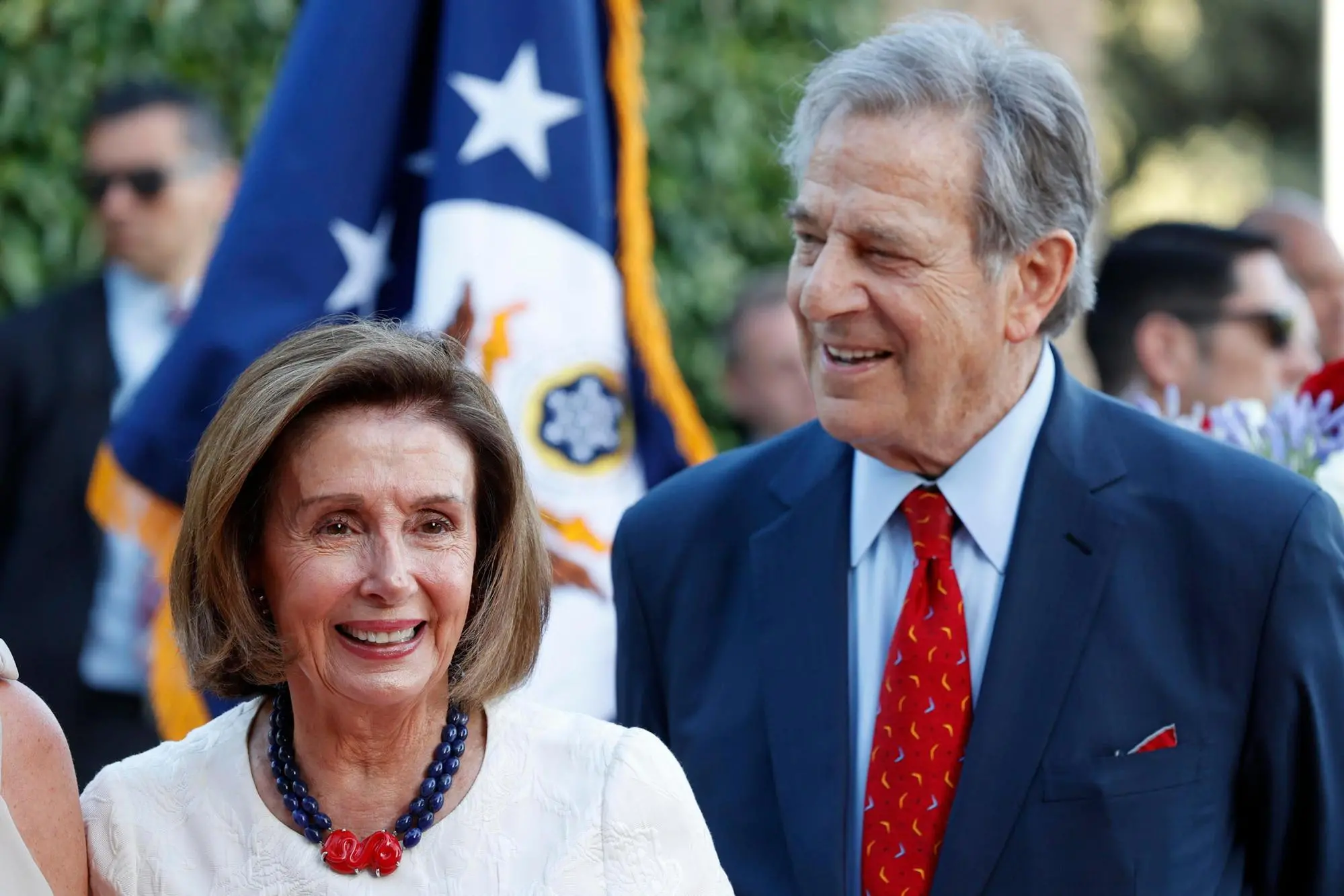 La speaker del Congresso Nancy Pelosi e suo marito Paul Pelosi il 30 giugno 2022 all'ambasciata Usa in Italia per il Giorno dell'Indipendenza (Ansa - Frustaci)