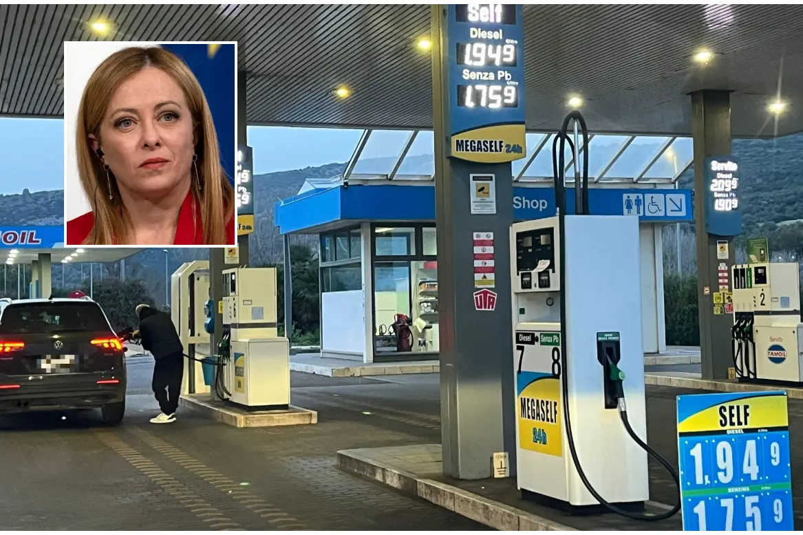 Un distributore sulla 131 (Archivio), nel riquadro Giorgia Meloni (Ansa)