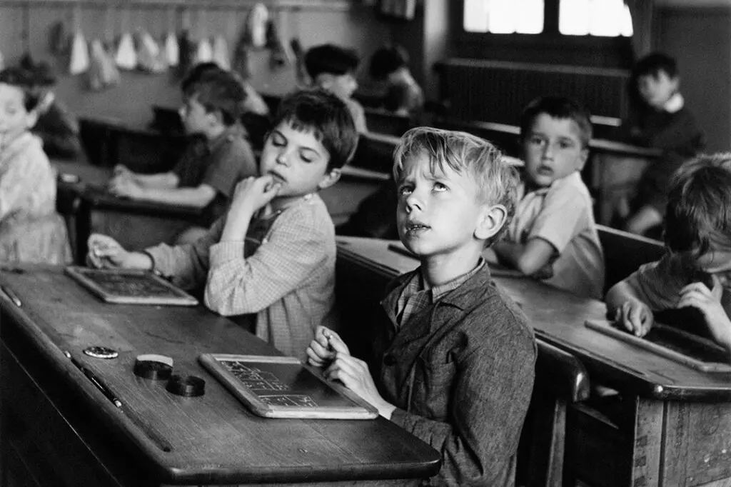&quot;L'information scolaire&quot;, Parigi, 1956, @RobertDoisneau (foto concessa)