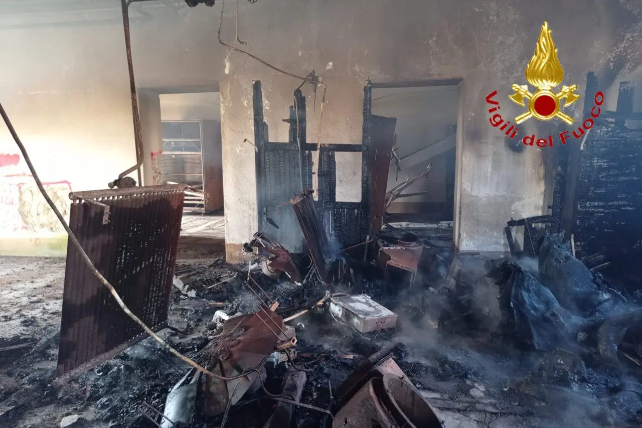L'incendio nel vecchio mulino Gallisai a Nuoro (foto Vigili del Fuoco)