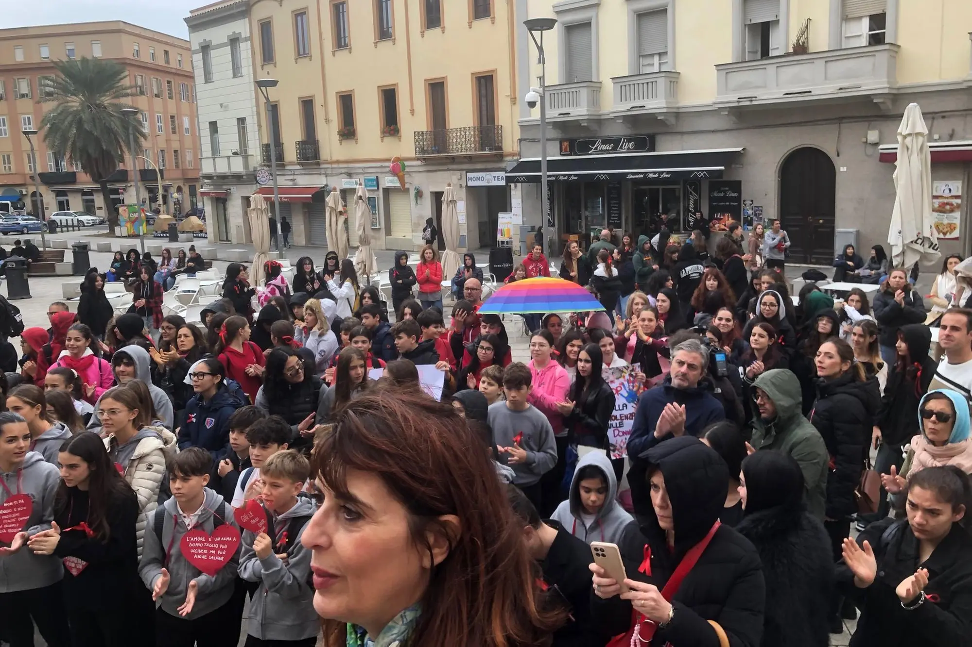 L'arrivo della marcia del filo rosso in piazza Garibaldi a Cagliari