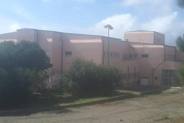 L'edificio scolastico che ospiterà la caserma dei carabinieri (Foto Serreli)