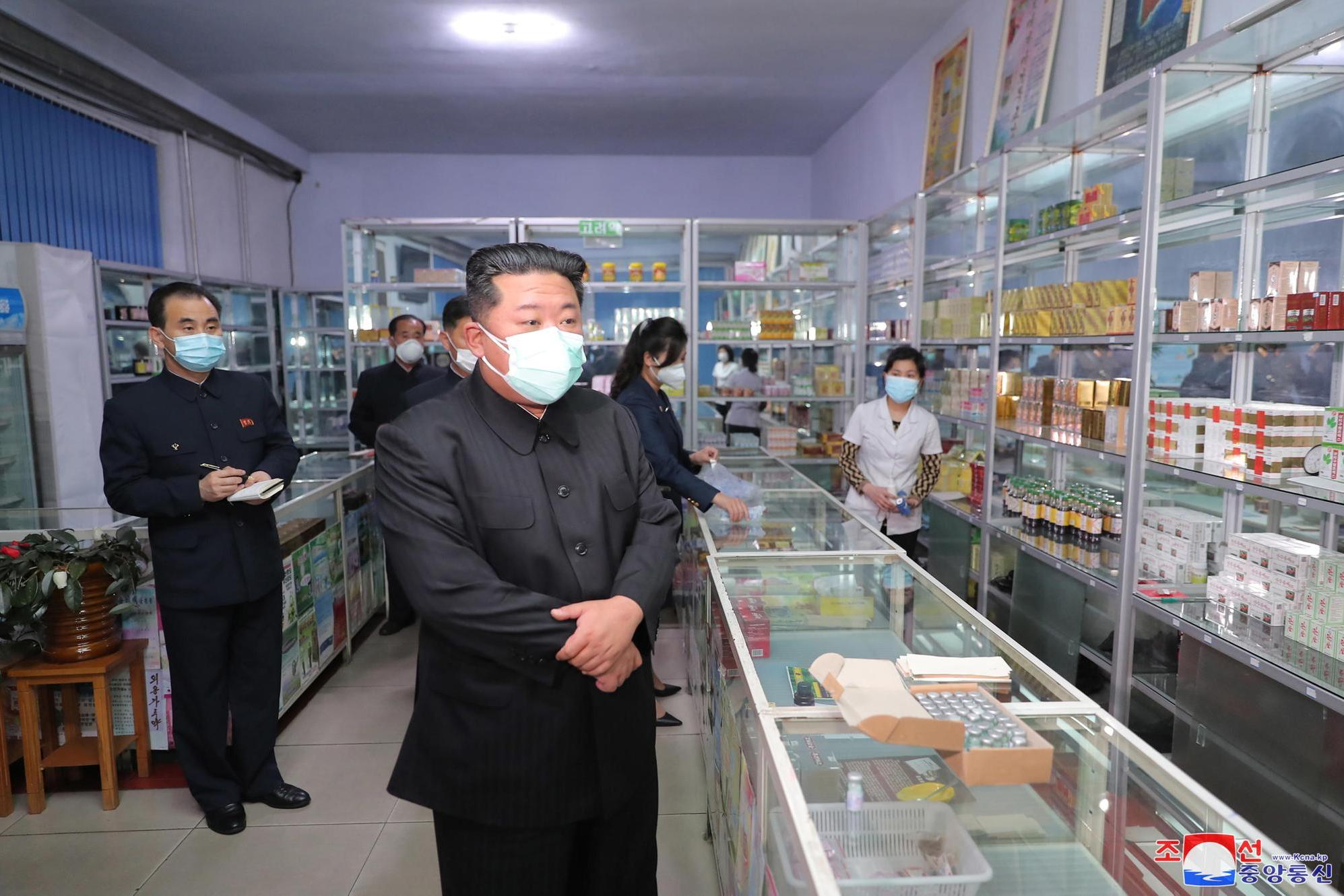 Covid, 1,5 milioni di casi in Nordcorea: Kim schiera l’esercito nelle farmacie