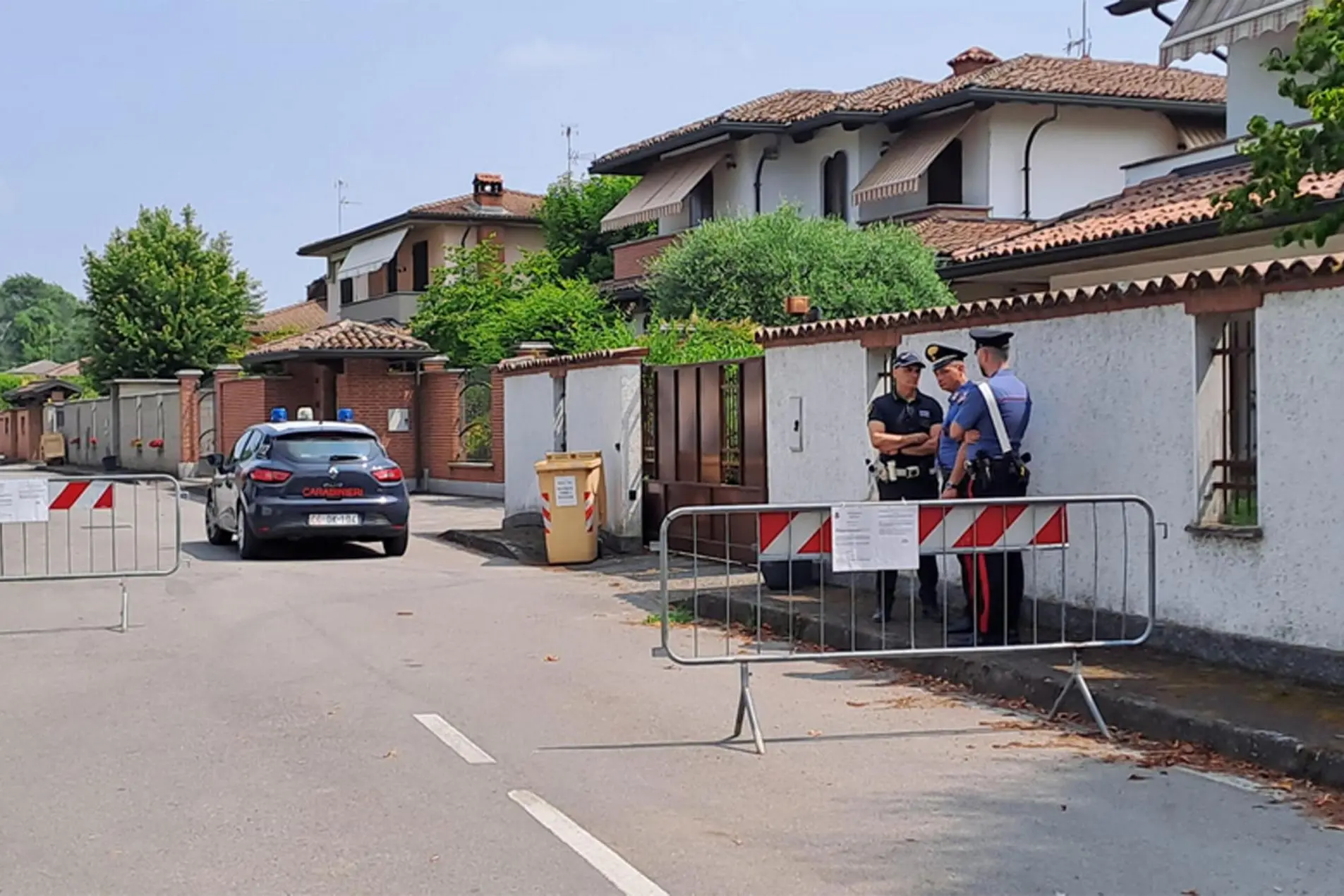 I carabinieri davanti alla villetta di via Pascoli (Ansa)