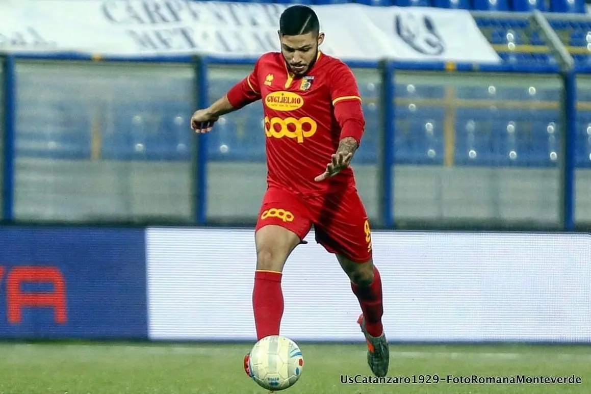 Il centrocampista Francesco Urso (foto Torres)