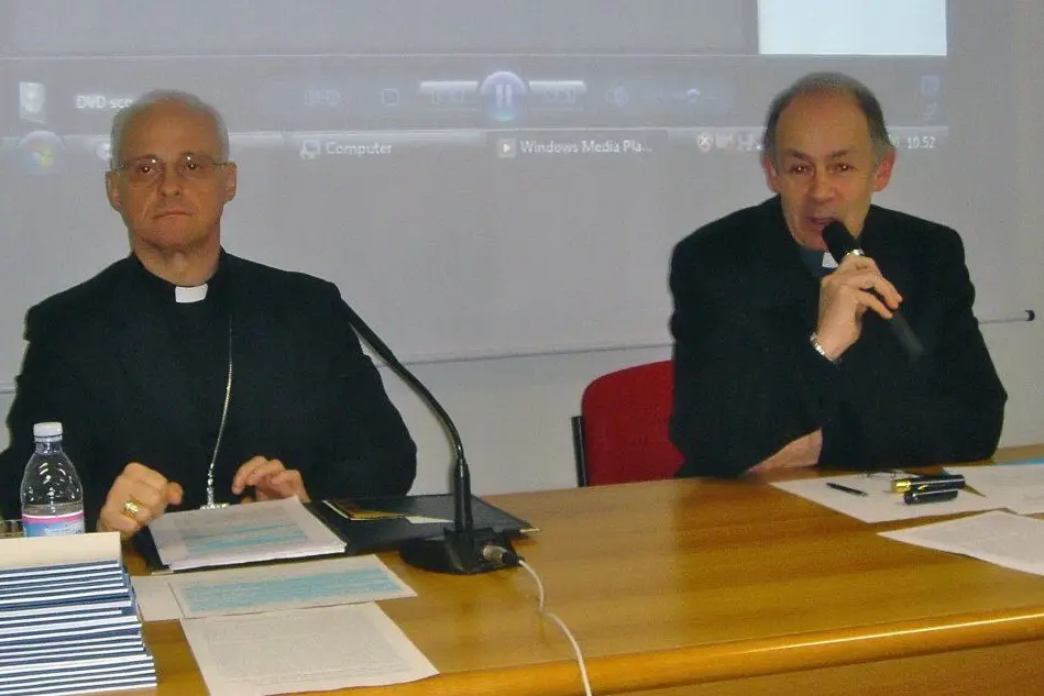 Don Antonello Mura (a destra) col vescovo della diocesi di Alghero Bosa Mauro Morfino