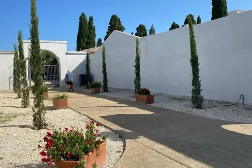 L'ingresso del cimitero (foto Comune di Arzachena)