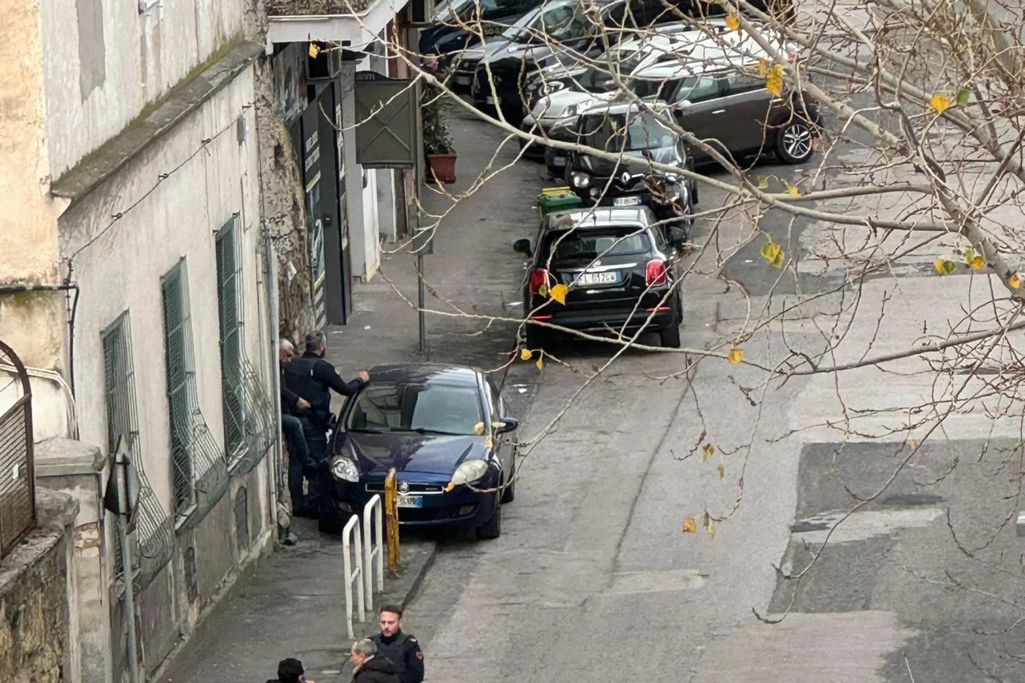 La polizia ha circondato il luogo dove un uomo si è barricato in casa nel quartiere di San Giovanni a Teduccio, nella zona orientale di Napoli, 8 febbraio 2024. ANSA/CIRO FUSCO