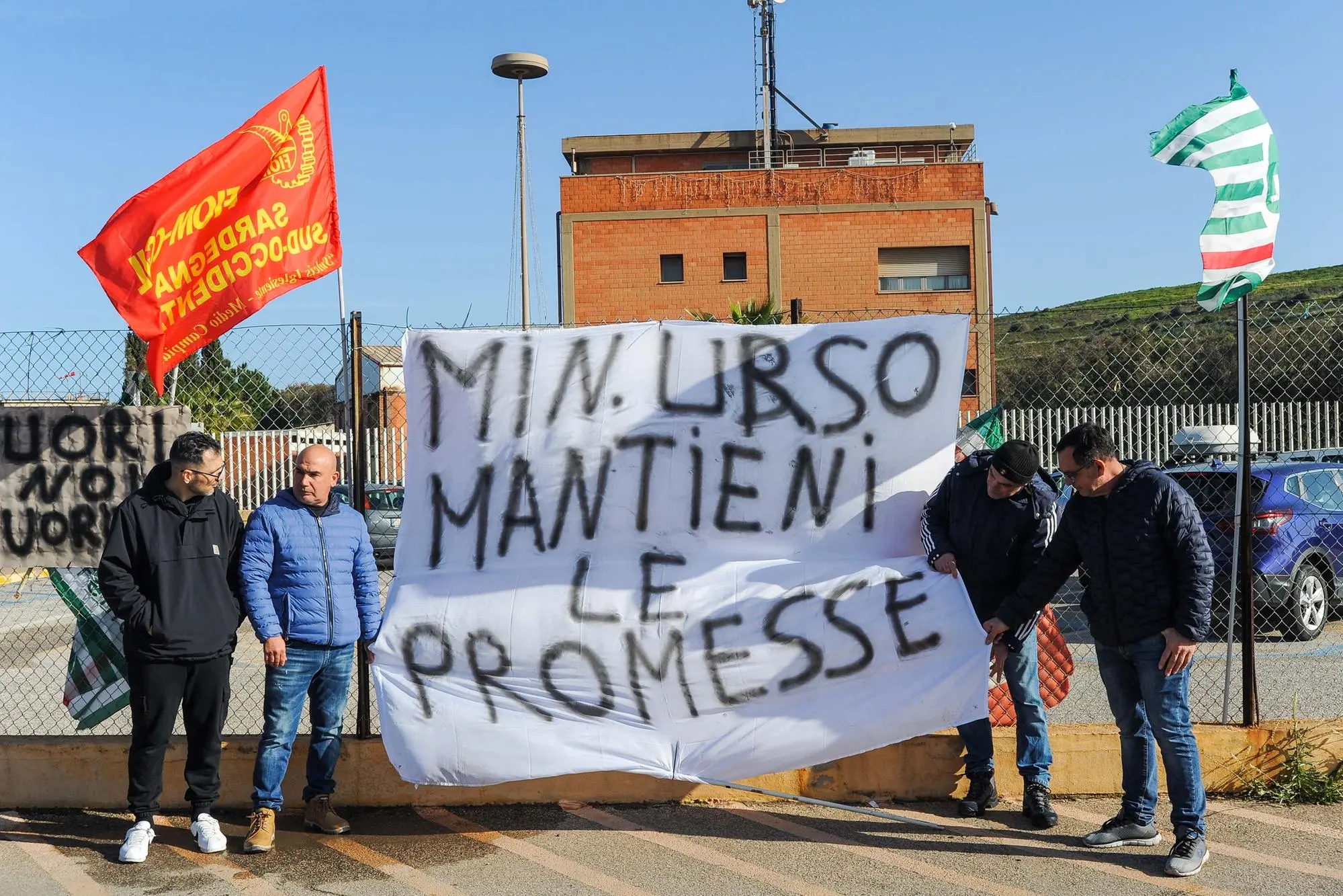 Il blocco dei lavoratori della Portovesme srl, dopo le lettere di licenziamento emesse dall'azienda, con la richiesta al ministro Adolfo Urso (foto Angelo Cucca)