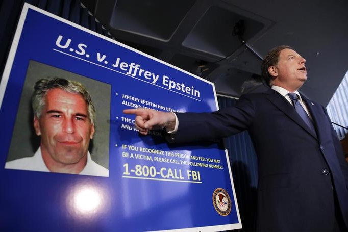 Una conferenza stampa dopo l'arresto di Jeffrey Epstein (Ansa)