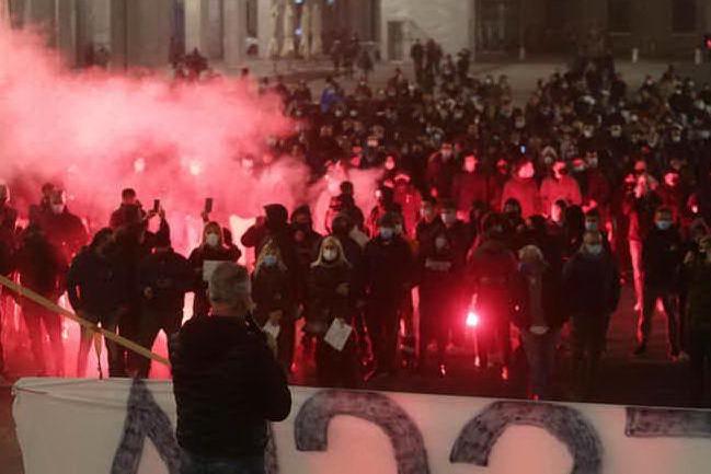 Brescia, manifestazione contro il Dpcm: esplode bomba carta, giovane gravemente ferito