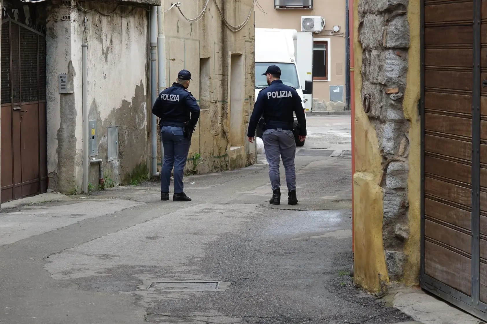 Agenti di polizia in vicolo Santa Cecilia (foto concessa)