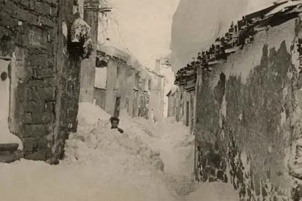 Fonni sotto la neve nel febbraio 1956